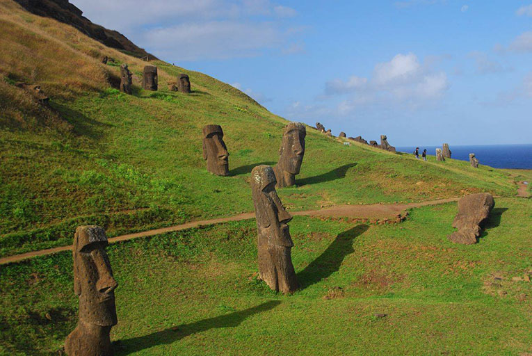 Остров Пасхи - статуи на горе