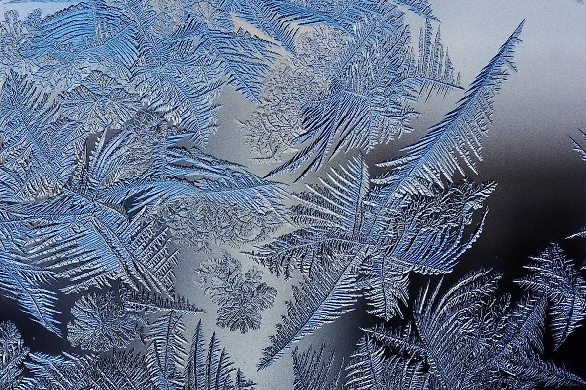 Морозные узоры на стекле. Фото 2