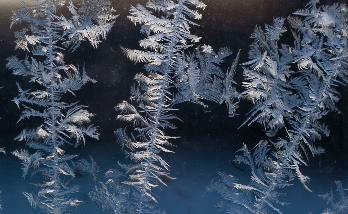Морозные узоры на стекле. Фото 11
