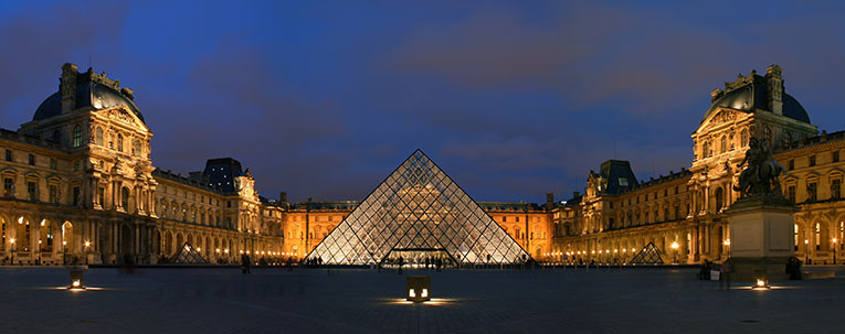 Ночное фото музея Лувр