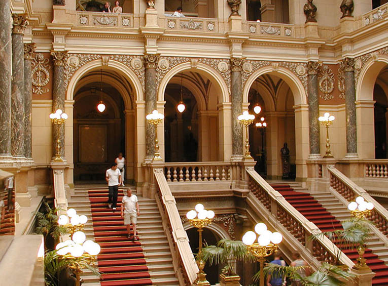 Музей истории в Праге. Главный вход