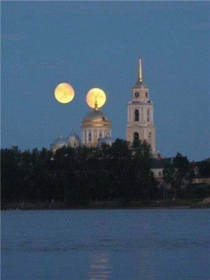 Две луны на небе фото 4